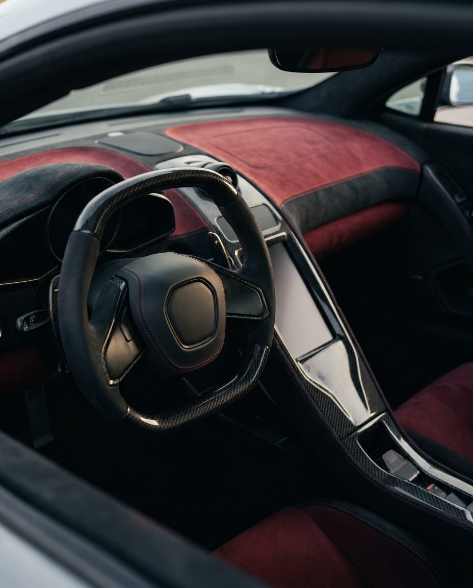 Cockpit with black alcantara, red stitching and a carbon steering wheel rim